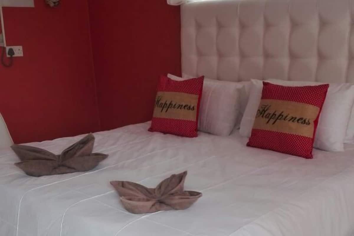 Desk, rollaway beds, free WiFi