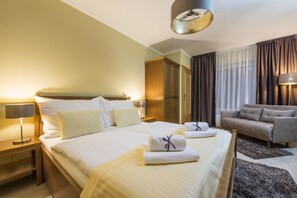 Escritorio, sistema de insonorización, cunas gratuitas y wifi gratis 