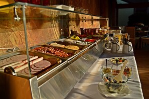 Tägliches Frühstücksbuffet (10 EUR pro Person)