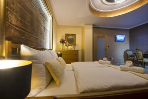 Desk, soundproofing, free cribs/infant beds, free WiFi