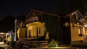 Fassade der Unterkunft – Abend/Nacht