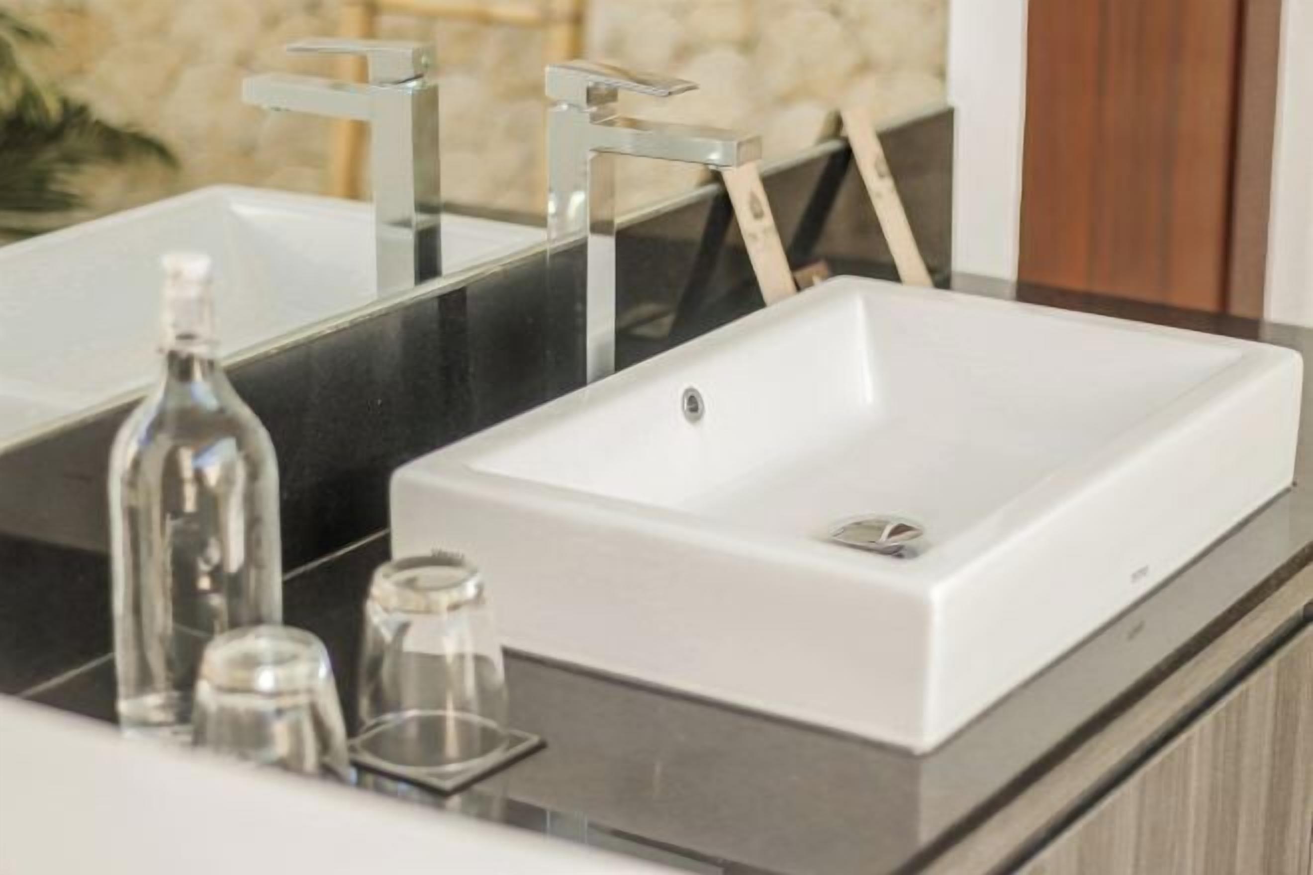 Badkamer | Een douche, gratis toiletartikelen, een haardroger, handdoeken