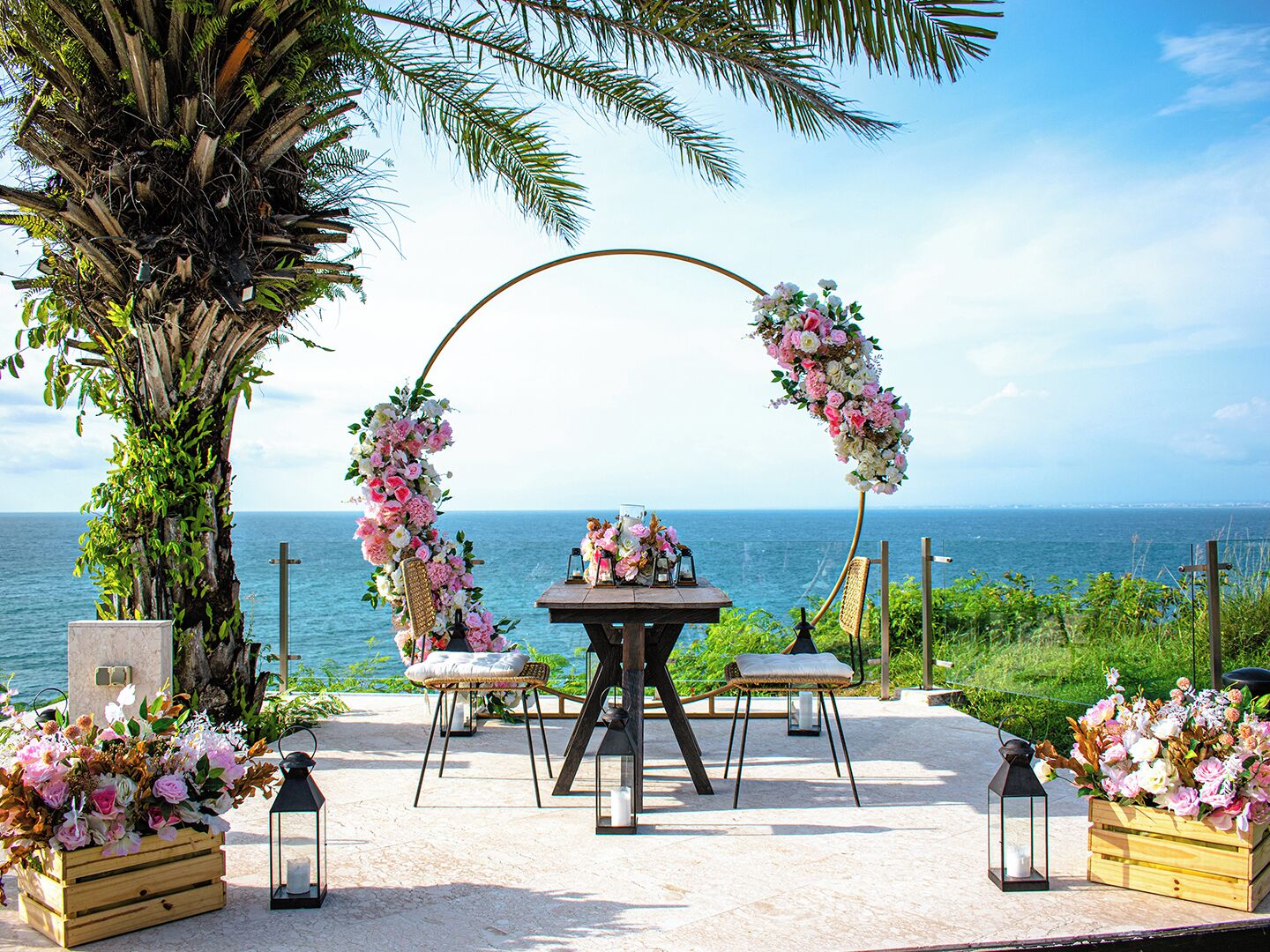 Frokost, lunsj og middag serveres, lokale og internasjonale retter 