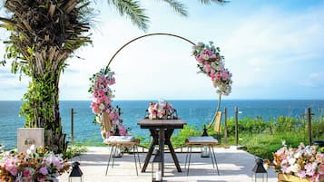 Frokost, lunsj og middag serveres, lokale og internasjonale retter