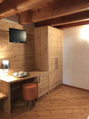 1 bedroom, in-room safe, desk, free WiFi