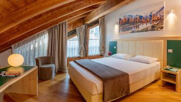 Phòng Suite, bồn tắm nước nóng | 1 phòng ngủ, két bảo mật tại phòng, bàn