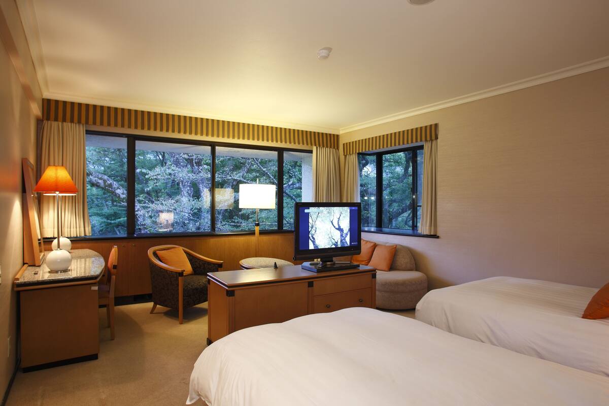 corner deluxe twin room, non smoking | minibar, in-room safe, desk, laptop workspace