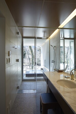 Habitación con 2 camas individuales, no fumadores (Open Air Bath) | Minibar, caja fuerte, escritorio y espacio para trabajar con un portátil