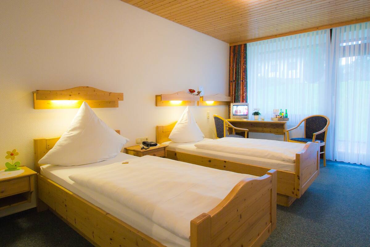 Classic-Zweibettzimmer, Terrasse | Zimmersafe, Schreibtisch, Babybetten, kostenloses WLAN