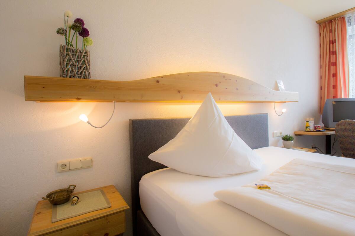 Comfort Single Room | In-room safe, desk, cribs (surcharge), WiFi (free)