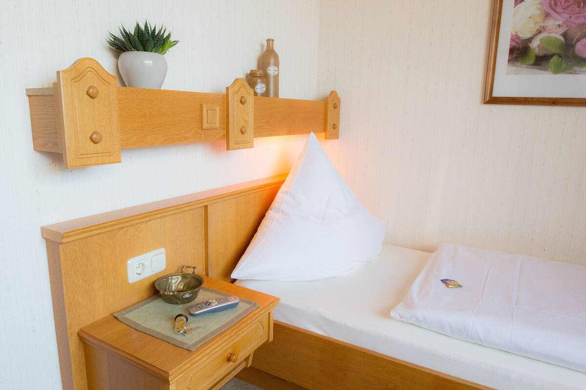 Standard-Einzelzimmer | Zimmersafe, Schreibtisch, Babybetten, kostenloses WLAN