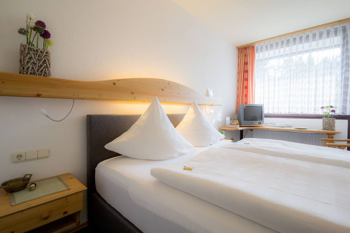 Comfort-Doppelzimmer, Balkon | Zimmersafe, Schreibtisch, Babybetten, kostenloses WLAN