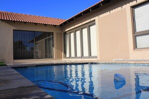 2 albercas al aire libre 