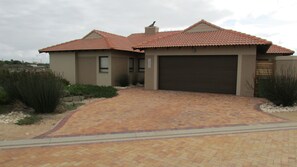 Vista frontal de la propiedad