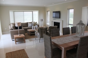 Casa Confort, 3 habitaciones, cocina, vista al campo de golf | Área de sala de estar | Televisión de pantalla plana 