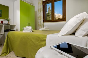 Dobbeltværelse med dobbeltseng eller 2 enkeltsenge (Mughetto) | Premium-sengetøj, minibar, skrivebord