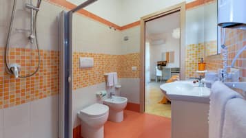 Chambre Double, patio (Tulipano) | Salle de bain | Douche, douche à « effet pluie », articles de toilette gratuits