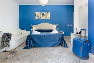 Herbergi með tvíbreiðu rúmi - verönd (Rosa Blu) | Rúmföt af bestu gerð, míníbar, skrifborð, vinnuaðstaða fyrir fartölvur