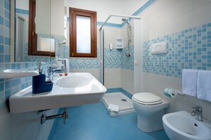 Dobbeltværelse - terrasse (Rosa Blu) | Badeværelse | Bruser, brusehoved med spredningseffekt, gratis toiletartikler