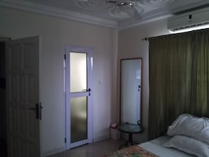 1 bedroom, individually decorated, individually furnished, desk