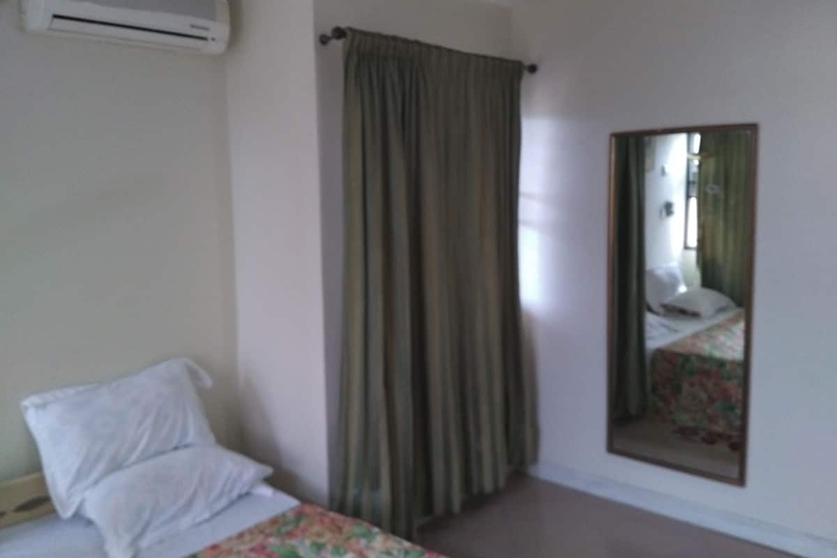 Standaard eenpersoonskamer, 1 queensize bed, op benedenverdieping | 1 slaapkamer, individueel gedecoreerd, individueel gemeubileerd