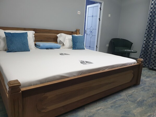 Yksilöllisesti sisustettu, yksilöllisesti kalustettu, työpöytä