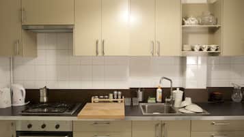 Full-size fridge, oven, stovetop, coffee/tea maker