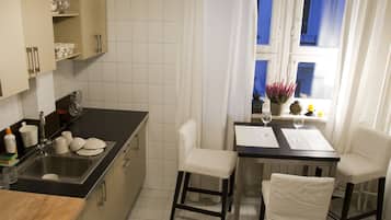 Full-size fridge, oven, stovetop, coffee/tea maker