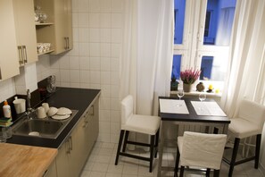 Refrigerador con congelador, horno y parrilla de estufa 