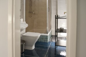 Regadera, amenidades de baño gratuitas, secadora de cabello, toallas 