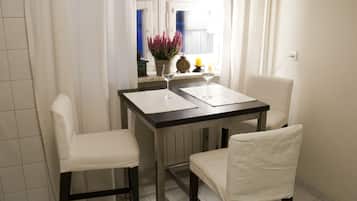 Täysikokoinen jääkaappi, uuni, liesi, kahvin-/teenkeitin