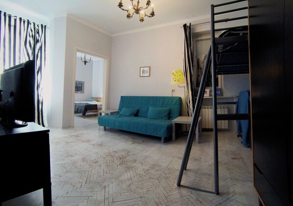 Departamento, balcón (mezzanine) | Área de sala de estar | Televisión de pantalla plana 