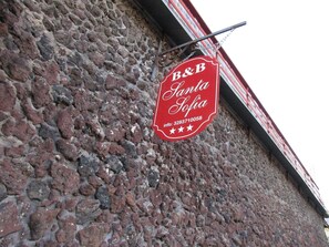 A red sign with white lettering for B&B Santa Sofia, including a phone number. - B&B Santa Sofia (Gravina di Catania)