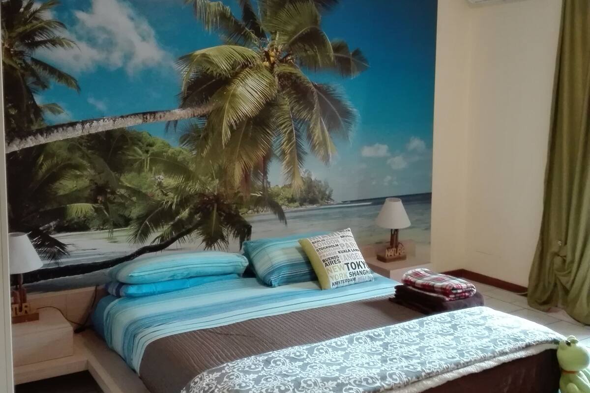 Triple Room, Balcony | Bar mini, meja, ruang kerja komputer riba, kalis bunyi 