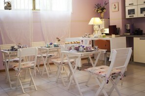 Desayuno autoservicio gratuito y diario