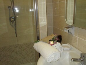 Articles de toilette gratuits, sèche-cheveux, bidet, serviettes fournies