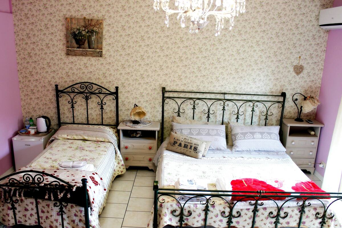 Quadruple Room, Garden Area | Bar mini, meja, ruang kerja komputer riba, kalis bunyi 