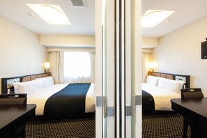 1 bedroom, premium bedding, down comforters, desk