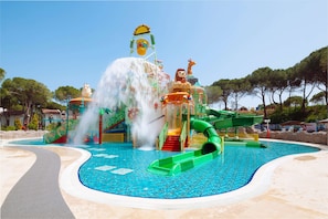 Indoor pool, 2 outdoor pools, open 8:00 AM to 7:00 PM, pool umbrellas - Selectum Luxury Resort (Serik)