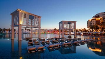 Una piscina techada, 2 piscinas al aire libre, sombrillas
