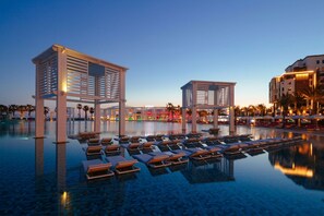 Indoor pool, 2 outdoor pools, open 8:00 AM to 7:00 PM, pool umbrellas - Selectum Luxury Resort (Serik)