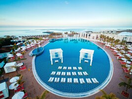Una piscina techada, 2 piscinas al aire libre, sombrillas