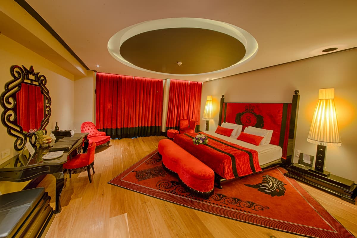 Una habitación con una cama, un escritorio y una silla.