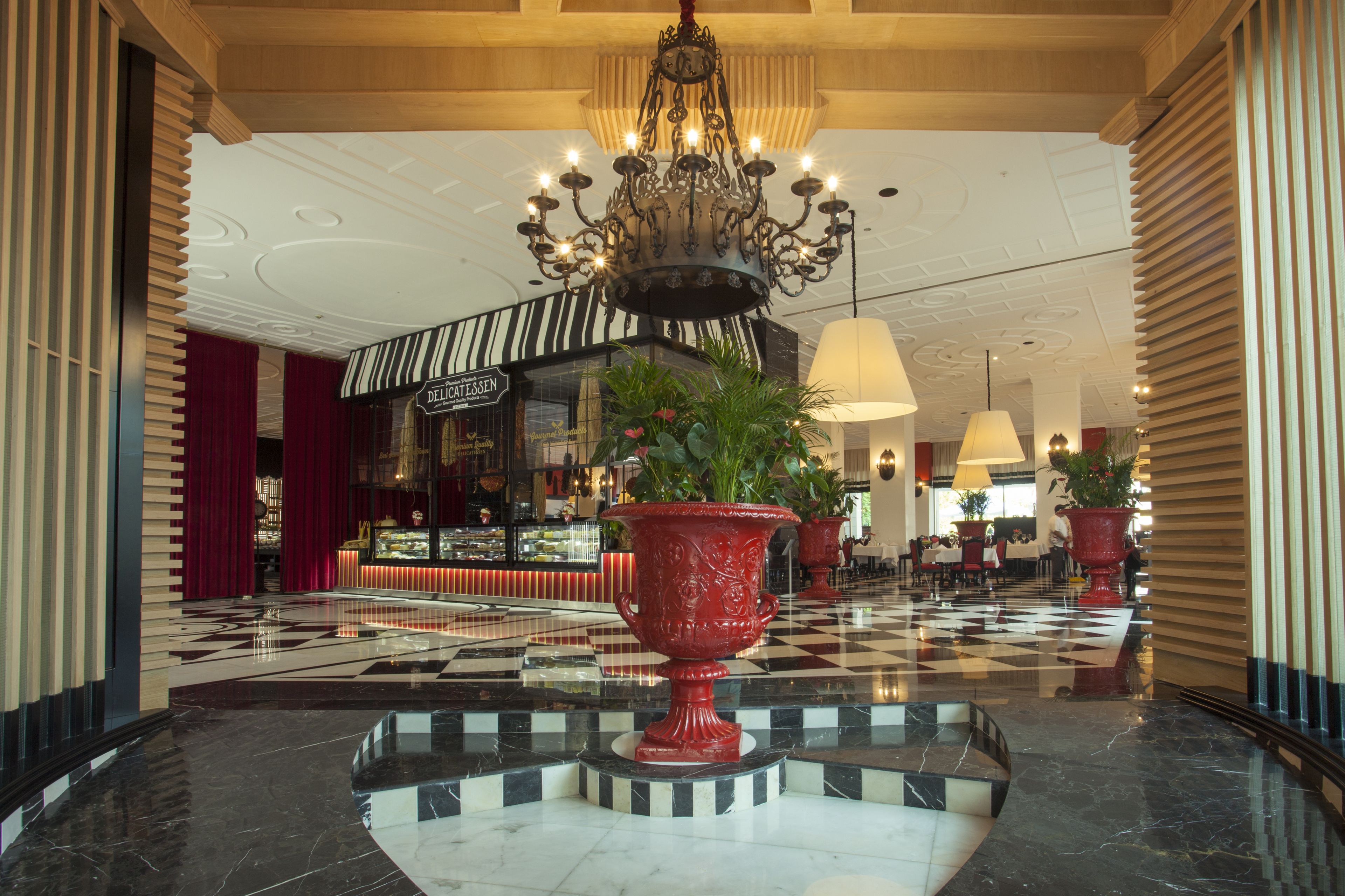 5 restaurants, lunch, dinner served; sushi