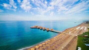 Playa privada, camastros, sombrillas y bar en la playa