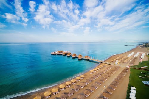 Playa privada, camastros, sombrillas y bar en la playa