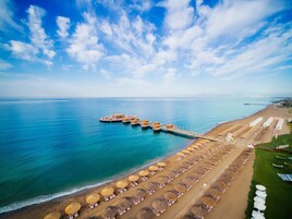 Playa privada, sillas reclinables de playa, sombrillas, bar en la playa