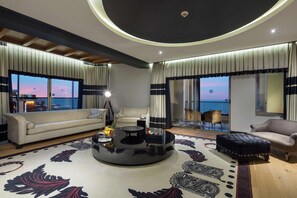 Premium-Suite | Hochwertige Bettwaren, Minibar, Zimmersafe, individuell dekoriert