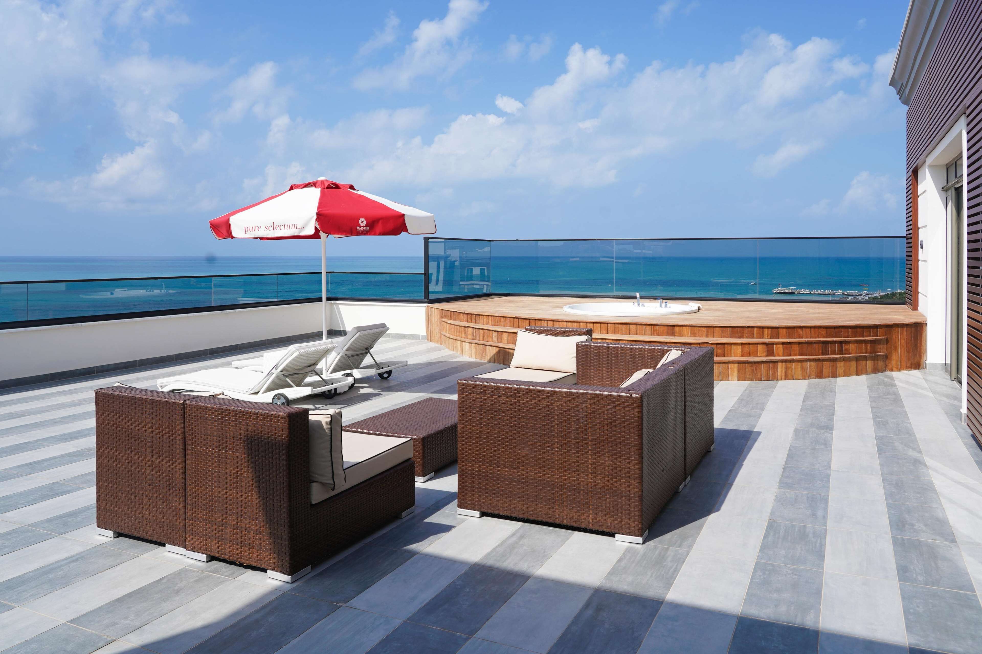 2 bedrooms, premium bedding, minibar, in-room safe