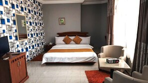 Habitación Deluxe | Ropa de cama de alta calidad, caja fuerte, escritorio